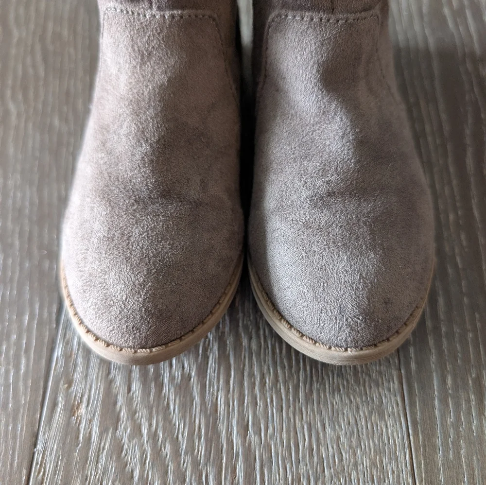 3/$15 - Harper Canyon Brown Suede Ankle Boots with Glitter Size 9